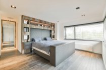 Interni camera da letto di lusso di casa in bellissimo design — Foto stock