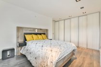 Интерьер роскошной спальни дома в красивом дизайне — стоковое фото