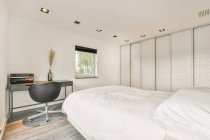 Інтер'єр розкішної спальні будинку в красивому дизайні — стокове фото