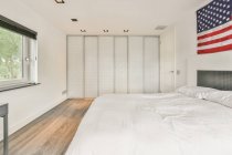 Інтер'єр розкішної спальні будинку в красивому дизайні — стокове фото