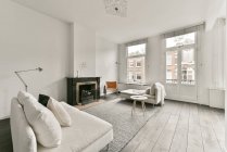 Acogedor salón con chimenea en apartamento - foto de stock