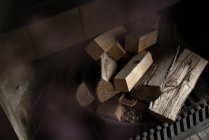 Nahaufnahme von Kamin voller Feuerholz — Stockfoto