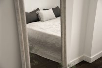 Vista da porta para uma cama grande com travesseiros macios — Fotografia de Stock