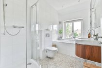Design de interiores de luxo de um banheiro com paredes de mármore — Fotografia de Stock
