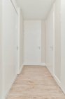 Довгий порожній коридор, спроектований в мінімалістичному стилі — стокове фото