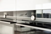 Avvicinamento di forno elegante in una cucina — Foto stock