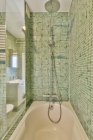 Сучасна душова кабінка в світлій ванній — стокове фото