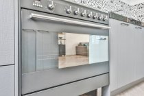 Intérieur d'une belle cuisine d'une maison d'élite — Photo de stock