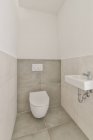 Interior da pequena casa de banho limpa em estilo miniatura — Fotografia de Stock