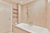 Розкішний дизайн інтер'єру ванної кімнати з мармуровими стінами — стокове фото