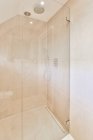 Современная душевая кабина в светлой ванной комнате — стоковое фото