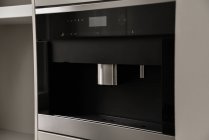 Avvicinamento di forno elegante in una cucina — Foto stock