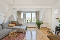 Elegante e espaçosa sala de estar com mobiliário bonito — Fotografia de Stock