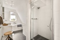 Дизайн интерьера красивой и элегантной ванной комнаты — стоковое фото