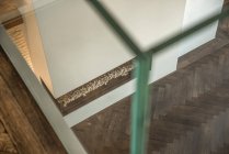 Ein langer leerer Korridor in minimalistischem Stil — Stockfoto