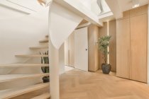 Luxus-Treppenhaus mit besonderem Design in einem eleganten Haus — Stockfoto