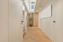 Внутренний коридор роскошного дома с белыми стенами и очень ярким — стоковое фото