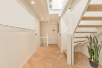 Лестница класса люкс со специальным дизайном в элегантном доме — стоковое фото