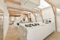 Innenraum einer geräumigen Küche in einem Luxus-Haus — Stockfoto