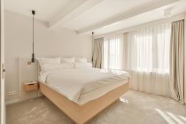 Interno di una camera da letto accogliente e luminosa con bella decorazione — Foto stock