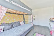 Luminoso dormitorio de diseño interior de una casa de lujo - foto de stock
