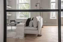 Seitenansicht des eleganten Sofas im Wohnzimmer — Stockfoto
