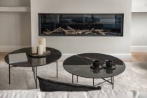 Elegantes und geräumiges Wohnzimmer mit stilvollem Kamin — Stockfoto