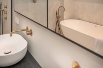 Дизайн інтер'єру розкішної і красивої ванної кімнати — стокове фото