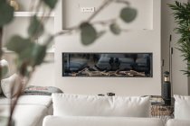 Elegante e espaçosa sala de estar com lareira elegante — Fotografia de Stock
