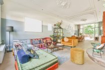 Elegante e spazioso soggiorno con splendidi mobili — Foto stock