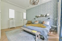 Dormitorio de lujo de casa en hermoso diseño - foto de stock