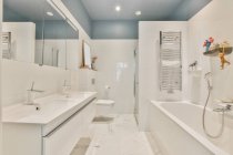 Interior design del bagno bello ed elegante — Foto stock