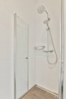 Cabina doccia moderna in un bagno luminoso — Foto stock