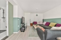 Elegante e espaçosa sala de estar com mobiliário bonito — Fotografia de Stock