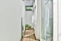 Un lungo corridoio vuoto progettato in stile minimalista — Foto stock