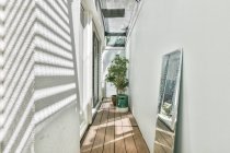 Um longo corredor vazio projetado em estilo minimalista — Fotografia de Stock