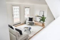 Von oben helles Interieur eines luxuriösen Wohnzimmers — Stockfoto
