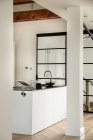 Cozinha elegante e espaçosa em belo estilo — Fotografia de Stock