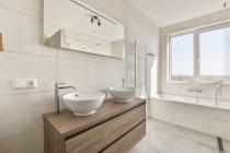 Diseño interior de baño hermoso y elegante - foto de stock