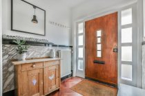 Яркий дизайн входной двери роскошного дома — стоковое фото