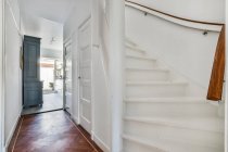 Salón de escaleras de lujo de diseño especial en una elegante casa cerca de la escalera - foto de stock