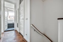 Scala di lusso sala di design speciale in una elegante casa vicino alle scale — Foto stock