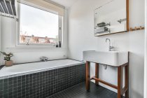 Роскошный дизайн интерьера ванной комнаты с мраморными стенами — стоковое фото