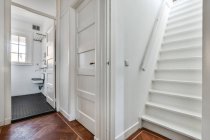 Salle d'escalier de luxe de conception spéciale dans une élégante maison près de l'escalier — Photo de stock