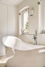 Diseño interior de baño hermoso y elegante con bañera - foto de stock