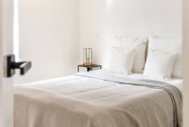 Дизайн интерьера роскошной и красивой спальни — стоковое фото