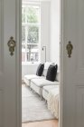 Vista da porta para uma sala de estar com mobiliário elegante — Fotografia de Stock