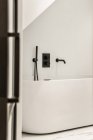 Світла ванна кімната з декоративною ванною розкішного будинку — стокове фото