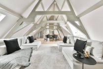 Salon moderne dans une maison de luxe avec un design individuel — Photo de stock