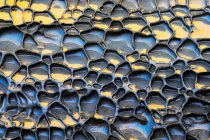 Grob strukturierter Hintergrund von Gesteinssedimenten blauer und gelber Farben mit unebener Oberfläche — Stockfoto